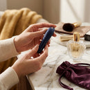 Mãos segurando o We-Vibe Tango X — Wellness Intimates