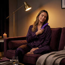 Mulher relaxando com o We-Vibe Wand 2 — Wellness Intimates