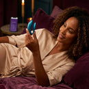 Mulher admirando o We-Vibe Chorus com o app We-Connect — Wellness Intimates